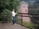 張家界導(dǎo)游姜怡在四川樂山大佛