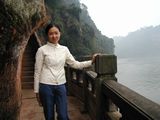 張家界導(dǎo)游姜怡在四川樂山大佛棧道上