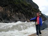 張家界導(dǎo)游姜怡在云南麗江虎跳峽